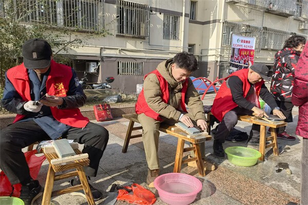 志愿者为社区老人提供磨刀服务。宜兴烟草供图