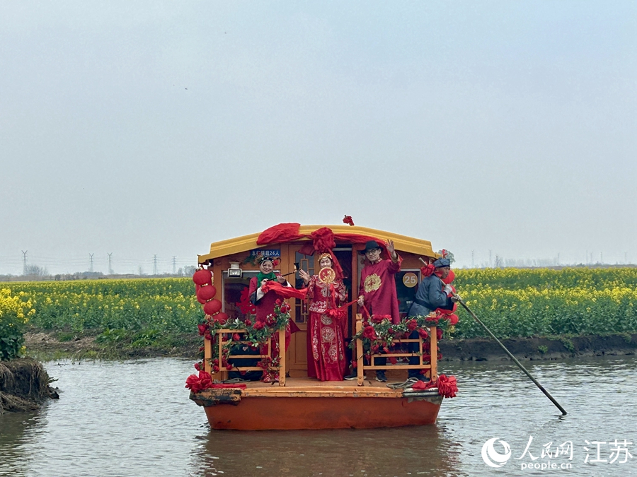 景区内水上婚礼民俗表演。人民网 王丹丹摄