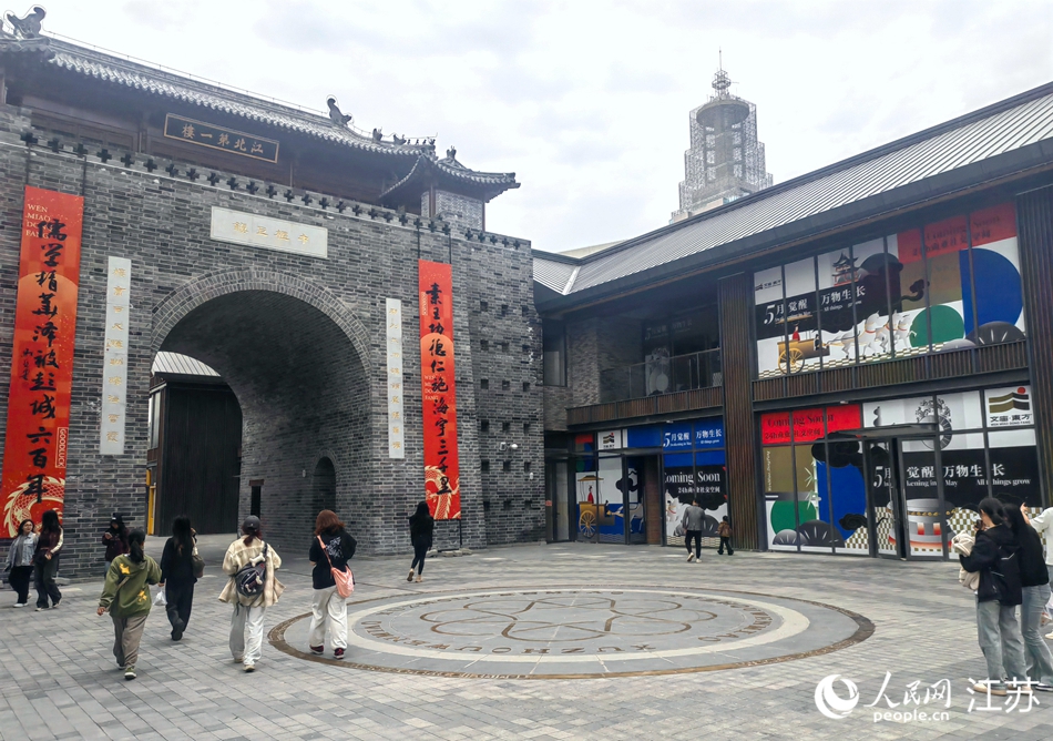 文廟街區重新修建的鼓樓。 人民網記者 張玉峰攝