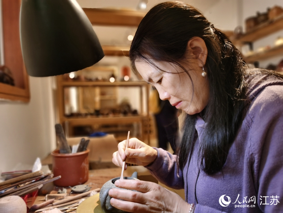 工藝美術師制作紫砂壺。人民網記者 王繼亮攝
