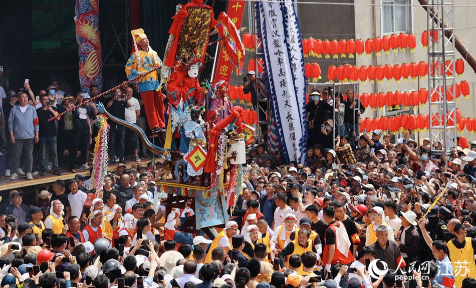 薛城花台会现场。人民网 杨维琼摄