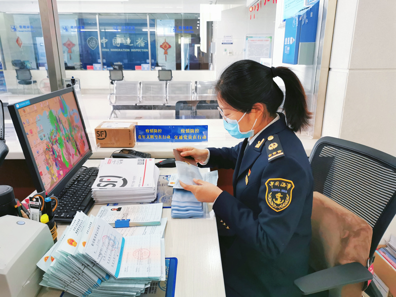 连云港海事局工作人员正在“不见面”办理业务。连云港市委宣传部供图