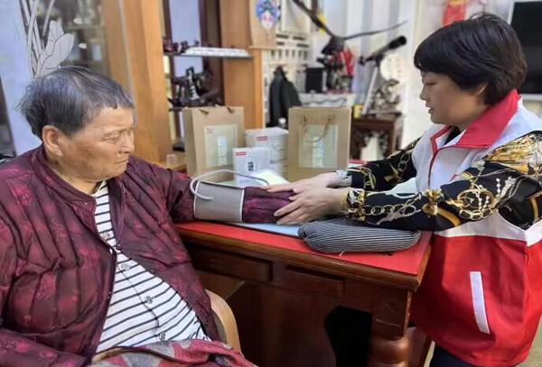 志愿者为侨眷进行健康义诊。幸福街道供图