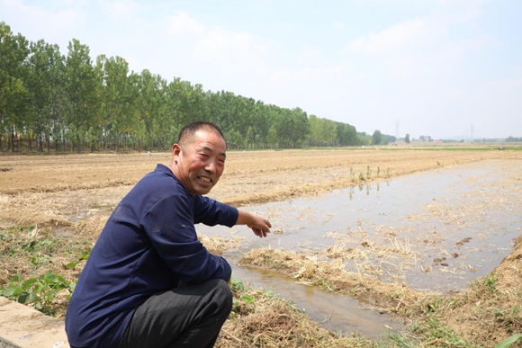 水渠通了，村民开心不已。赣榆区委宣传部供图