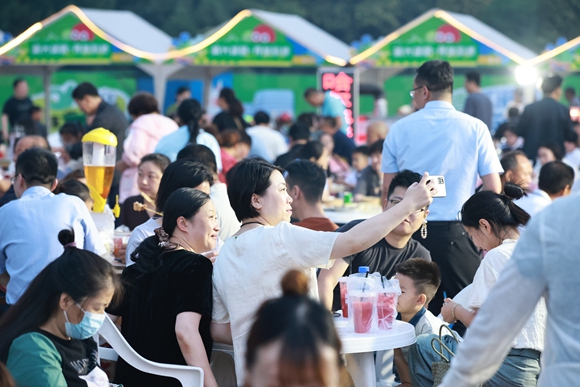 游客打卡集市。范静洁摄