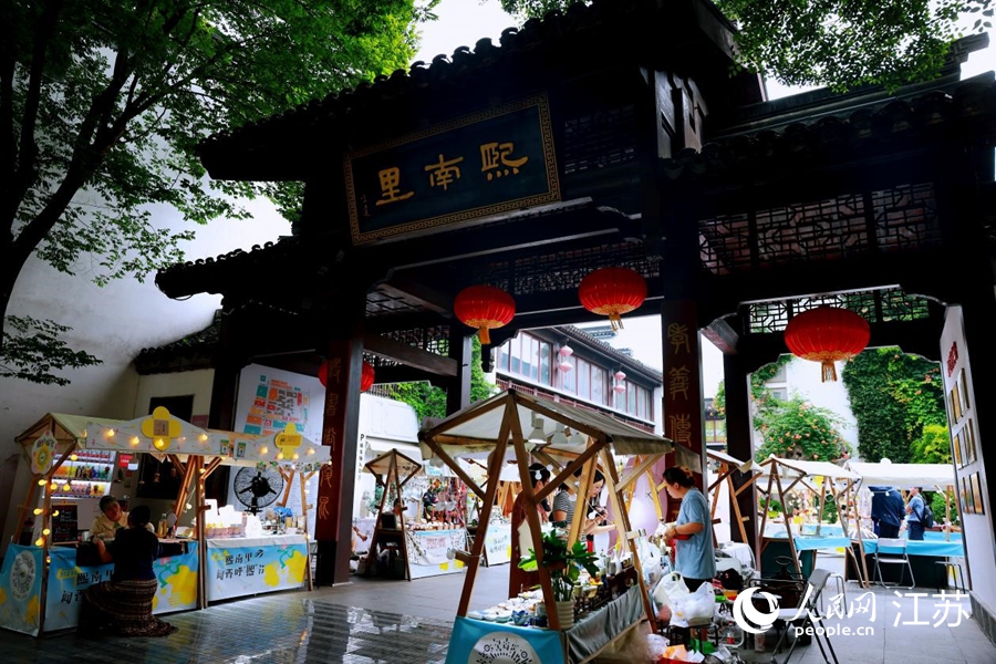 细雨初歇，熙南里街区华灯初上。人民网 余乐摄