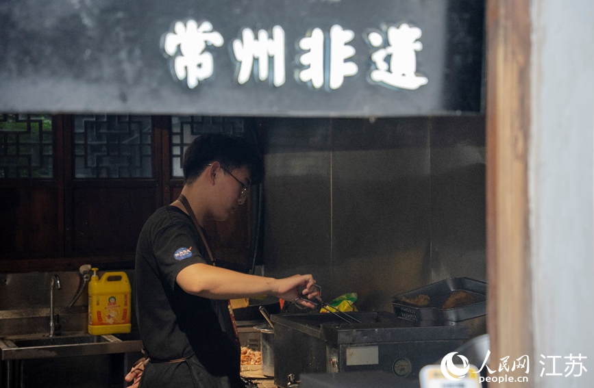 工作人员正在制作常州传统小吃虾饼。人民网记者  许峥摄