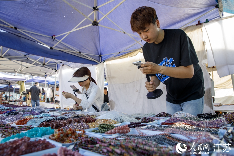 水晶城店铺里正在直播的“走播”。人民网 黄启源摄