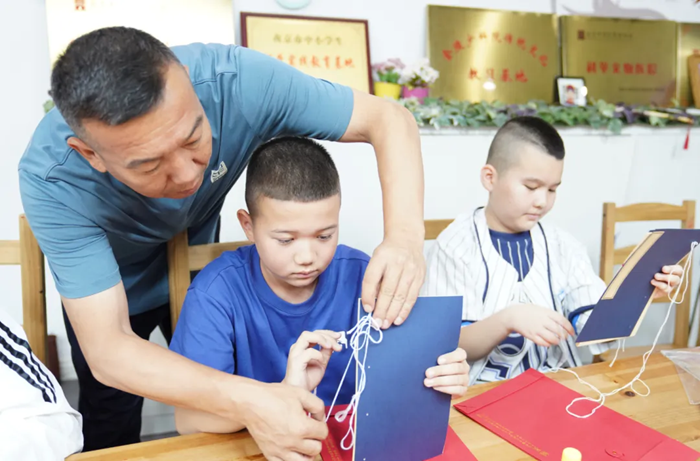 学员在中国科举博物馆学习装订线装书。朱玮摄