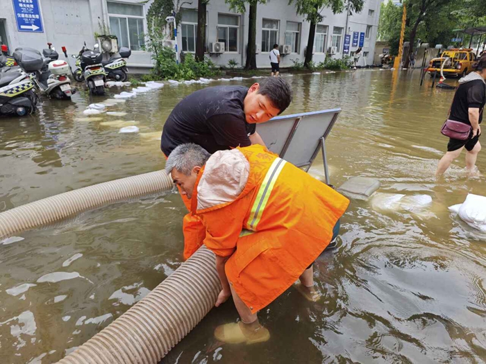 秦淮区属企业现场协助排水。秦轩摄