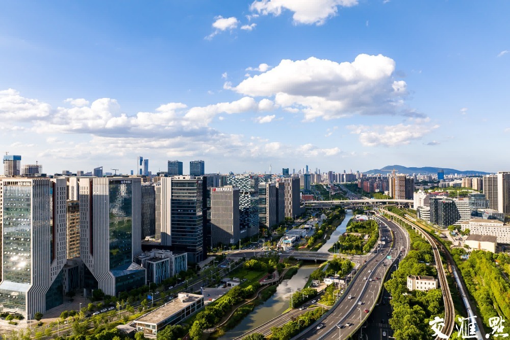 7月28日，南京上空呈现出高颜值的“水晶天”，湛蓝如洗的天空中，飘浮着棉花糖一样的云朵，美不胜收。在蓝天白云的映衬下，城市风景宛如一幅精心绘制的画卷，格外迷人。新华日报·交汇点记者 蒋文超/摄