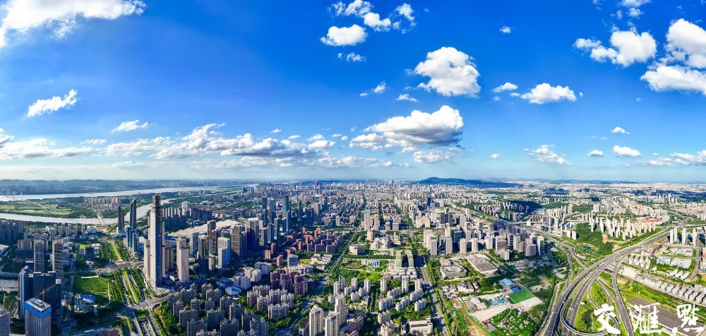 7月28日，南京上空呈现出高颜值的“水晶天”，湛蓝如洗的天空中，飘浮着棉花糖一样的云朵，美不胜收。在蓝天白云的映衬下，城市风景宛如一幅精心绘制的画卷，格外迷人。新华日报·交汇点记者 蒋文超/摄