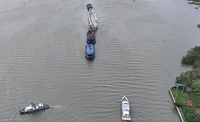 7月27日，蘇州交通綜合執法支隊五大隊執法艇和三大隊執法艇進行護航交接。蘇交法攝