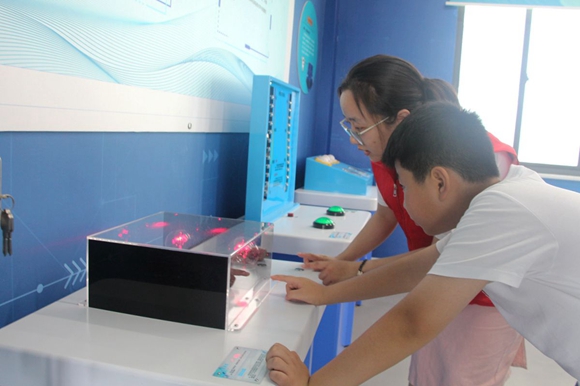 小朋友們正在觀察科學實驗。張雯怡攝