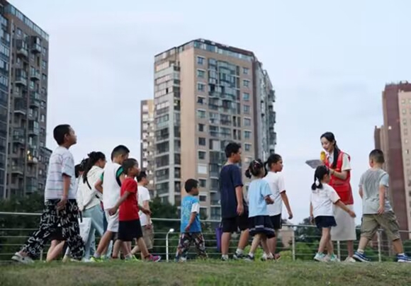 孩子们参加“阅生活 悦研学”活动。泰山街道供图