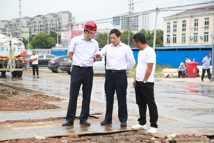 赵建军在村办企业工地办公。