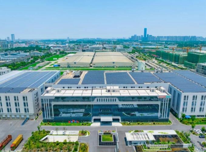 创新江苏丨一个小镇，“刷”遍全球  江苏扬州市区向东，驱车半小时，跨过京杭大运河支流廖家沟，就到了杭集镇。街上货车里装载的，十有八九是发往全国各地乃至跨境出海的牙刷。  就是这样一个40平方公里的小镇，年产牙刷75亿支，占据全国80%以上、全球35%以上的牙刷市场份额，远销近100个国家和地区  