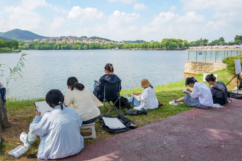 学生在浦口进行课外采风写生。王俊摄