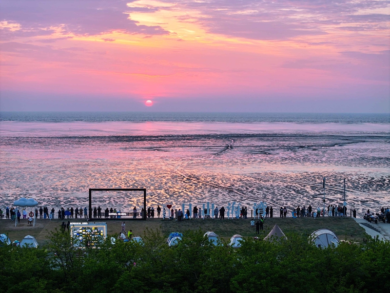 游客在大丰“日出海湾”景区观赏日出美景。大丰区委宣传部供图