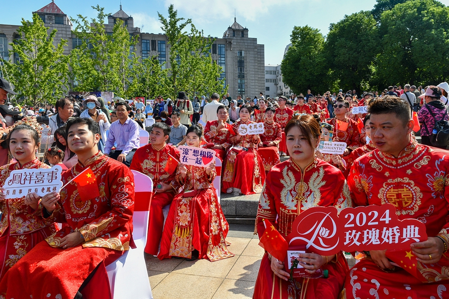 集体婚礼现场。彭常青摄