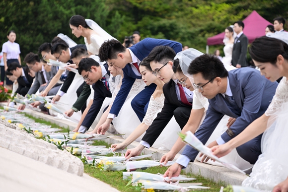 新婚夫妇向革命烈士献花。雨花台烈士陵园供图