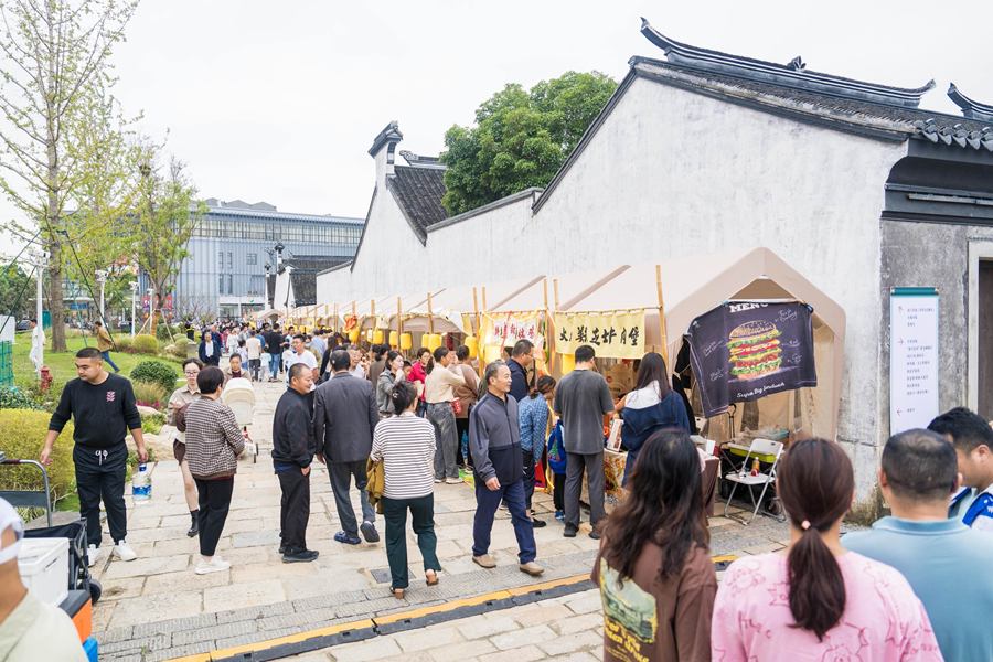 游客逛小吃市集。王钧超摄