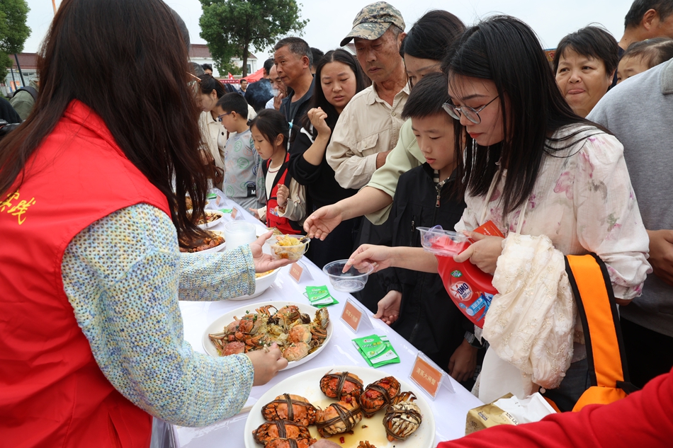 游客品尝螃蟹美食。晶轩供图