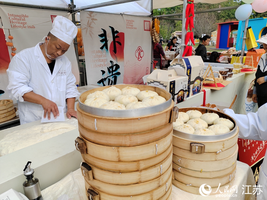 用非遗技艺制作的蟹黄包。人民网 江楠摄