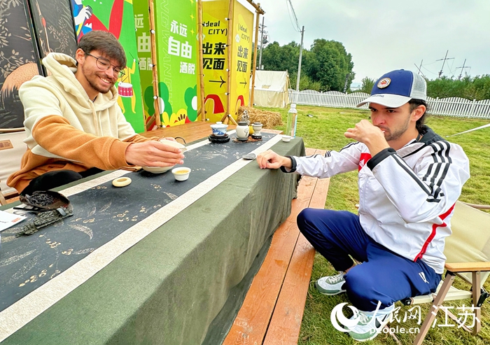 外媒记者在唐王湖体验茶艺。人民网 周梦娇摄