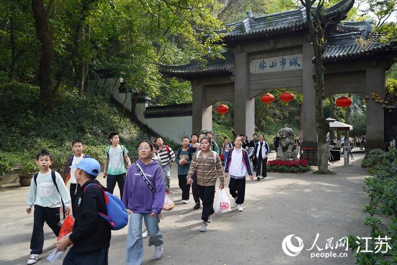 镇江南山景区入口处前来游玩的学生。郜超摄