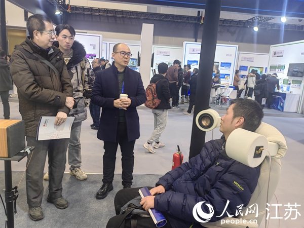 参观者体验南京大学科研团队研发的科教产品。 人民网记者 张玉峰摄