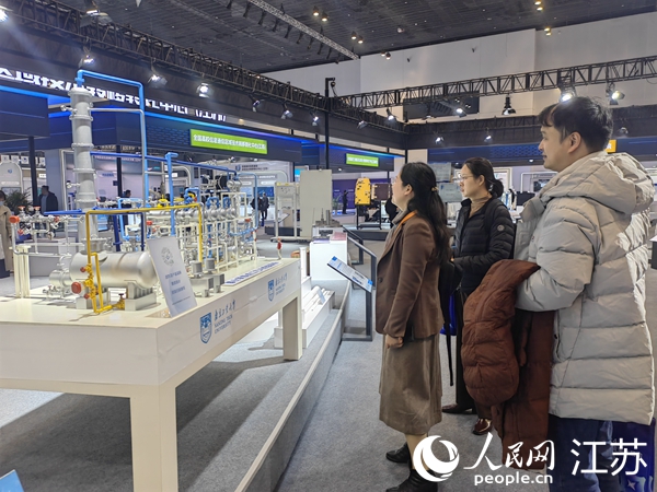 企业代表参观南京工业大学的“中空纤维分子筛膜”科教成果。 人民网记者 张玉峰摄