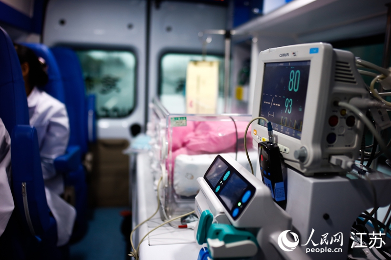 南京市儿童医院救护车配齐ECMO、新生儿呼吸机等设备。人民网记者 马晓波摄