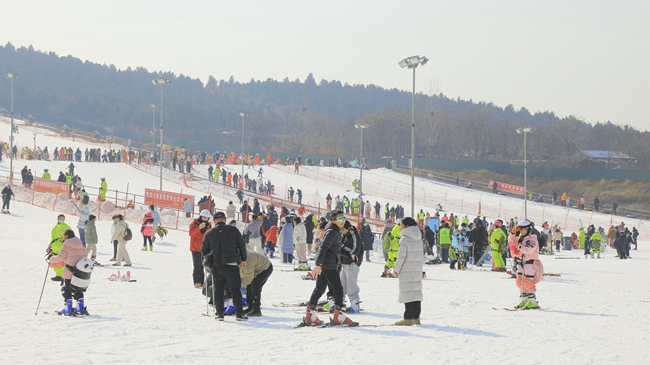 游客在贾汪体验室外滑雪运动。 贾汪区委宣传部供图