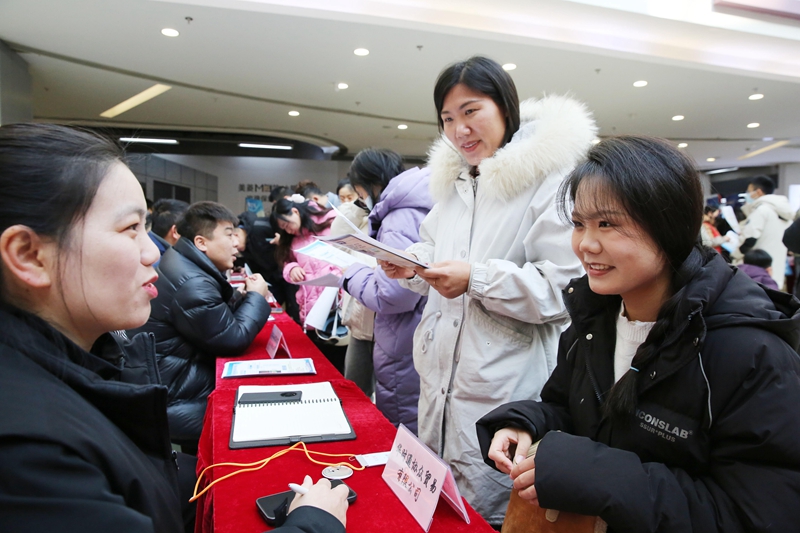 “现场招聘‘赶大集’”新春招聘会现场。连云区委宣传部供图