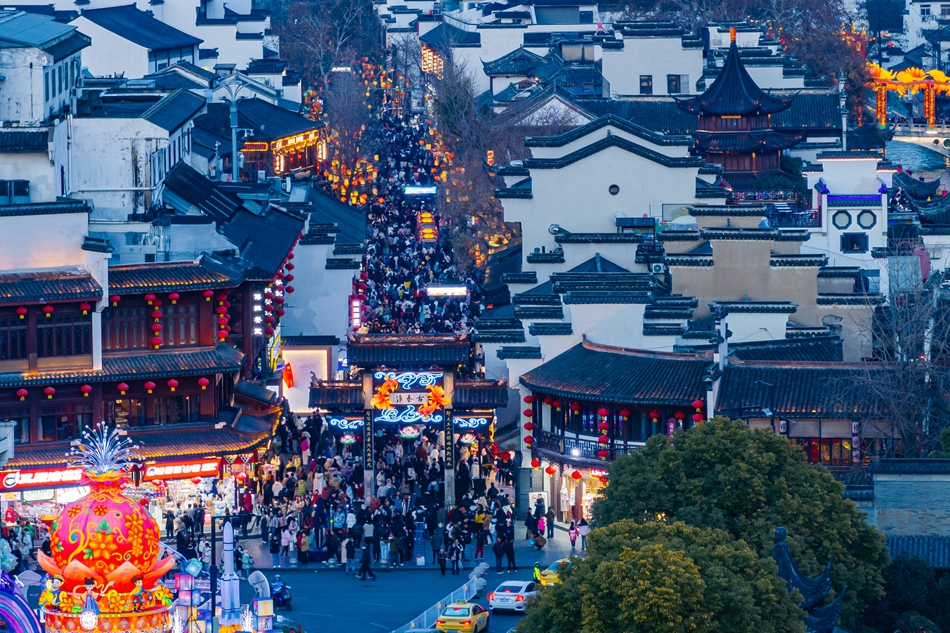 人如织、灯如昼 南京夫子庙景区人气火爆