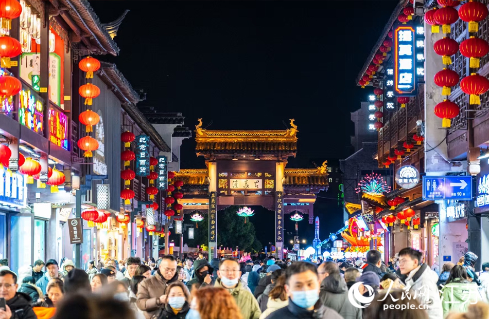 临近元宵节，南京夫子庙景区游人如织。人民网 余乐摄