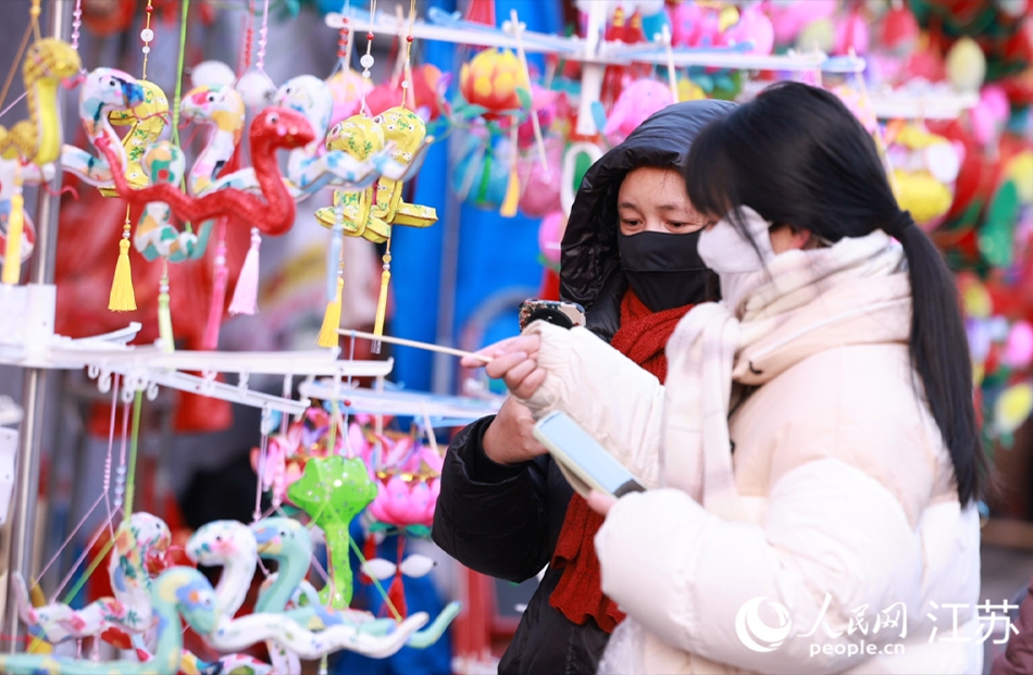琳琅满目的花灯吸引市民前来选购。人民网 梁明摄