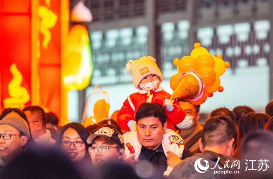 萌娃观灯，萌态十足。人民网 余乐摄