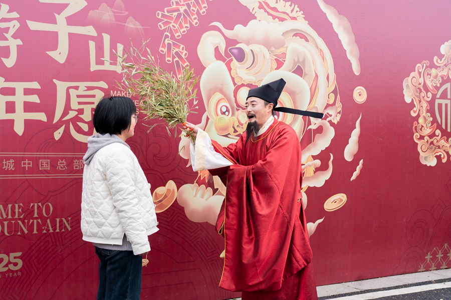 “晒霉”祈福。高淳慢城集团供图