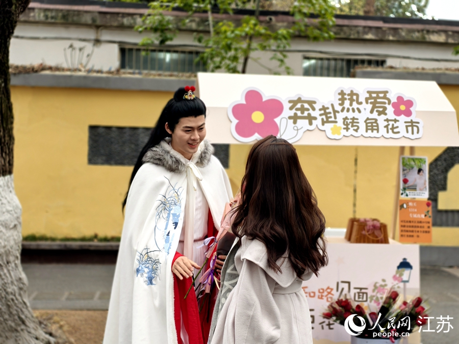 鼓楼区文旅集团在颐和路历史文化街区设置花市摊位，为周边商业引流。人民网记者 马晓波摄