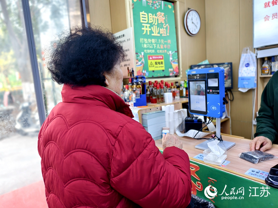 崔素珍“刷脸”支付餐费。人民网记者 马晓波摄