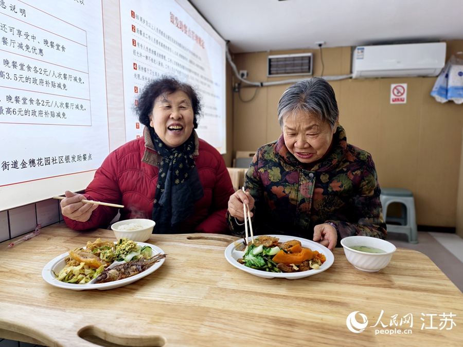 崔素珍和丁素琴在社區食堂用餐。人民網記者 馬曉波攝