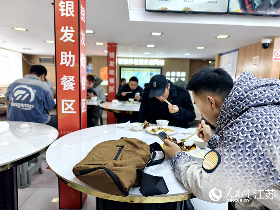 中午11点半，食堂内已基本坐满。人民网记者 马晓波摄