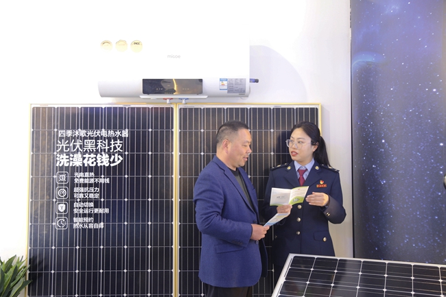 税务人员为企业讲解政策要点和办理流程。连云港税务供图