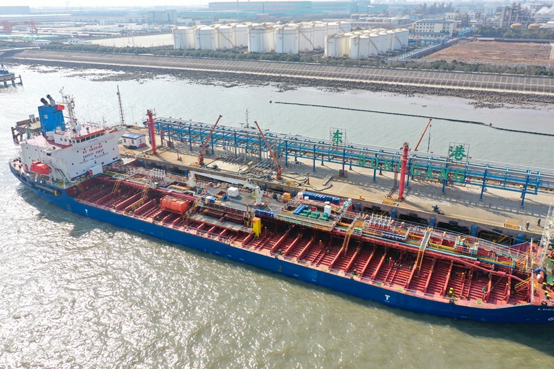 巴拿马籍轮船靠泊常熟东港化工码头。常熟海事局供图