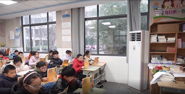 学生在安装了空调的教室内学习。杜森摄