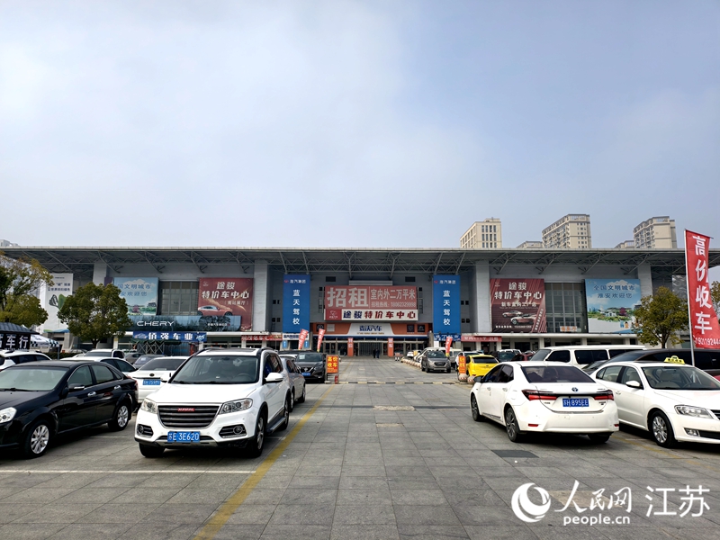 淮安汽车南站站前广场成为二手车市场。人民网 马晓波摄