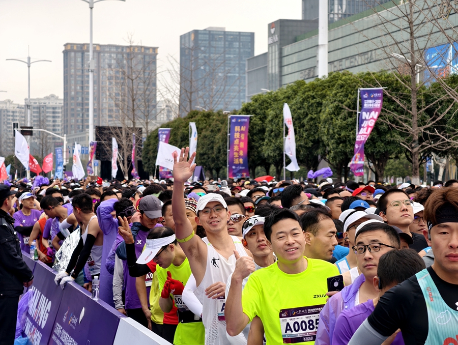 2025南京半程马拉松吸引了约25000人参赛。人民网记者 马晓波摄