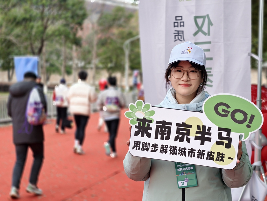 超2700名志愿者为赛事提供现场服务。人民网记者 马晓波摄